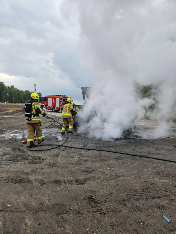 Pożar auta na DK61 w Wieliszewie