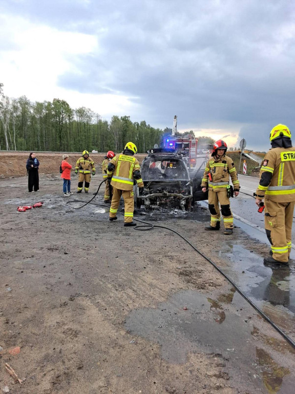 Pożar auta na DK61 w Wieliszewie