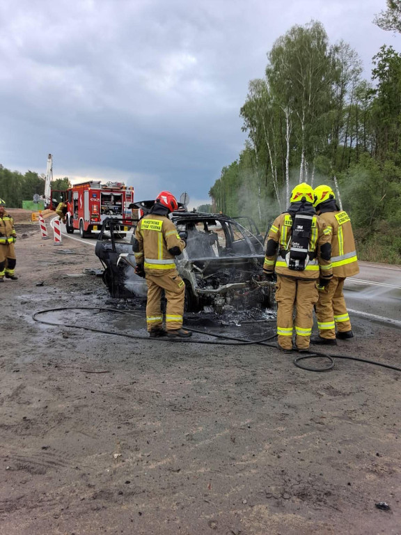 Pożar auta na DK61 w Wieliszewie