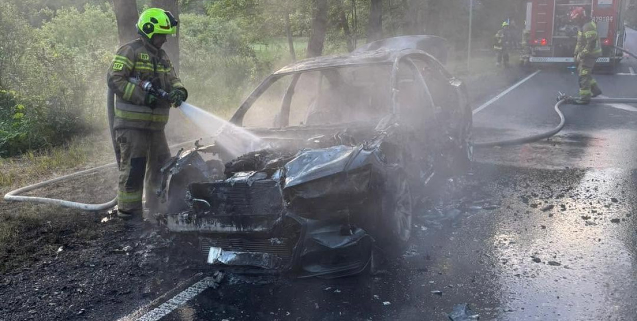 Na DW632 strażacy gasili płonące audi
