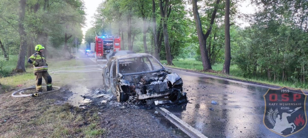 Na DW632 strażacy gasili płonące audi