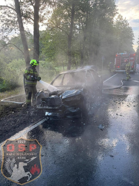 Na DW632 strażacy gasili płonące audi