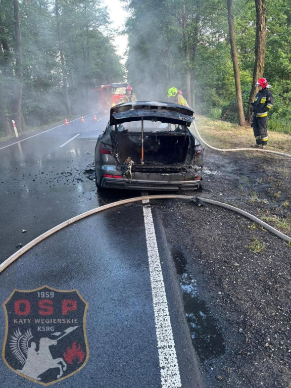 Na DW632 strażacy gasili płonące audi