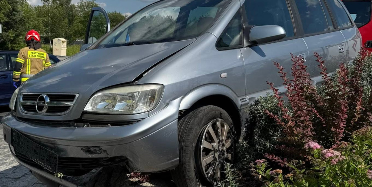 Chotomów: Opel „zaparkował” na środku ronda