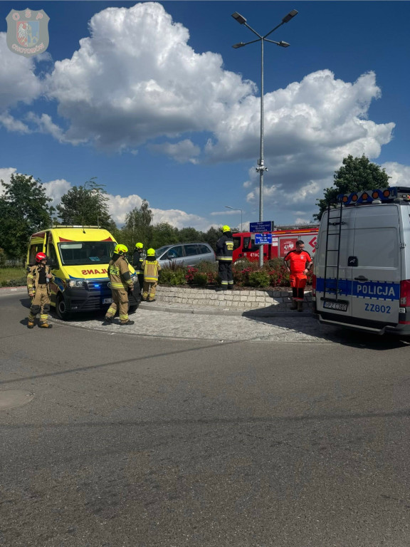 Chotomów: Opel „zaparkował” na środku ronda