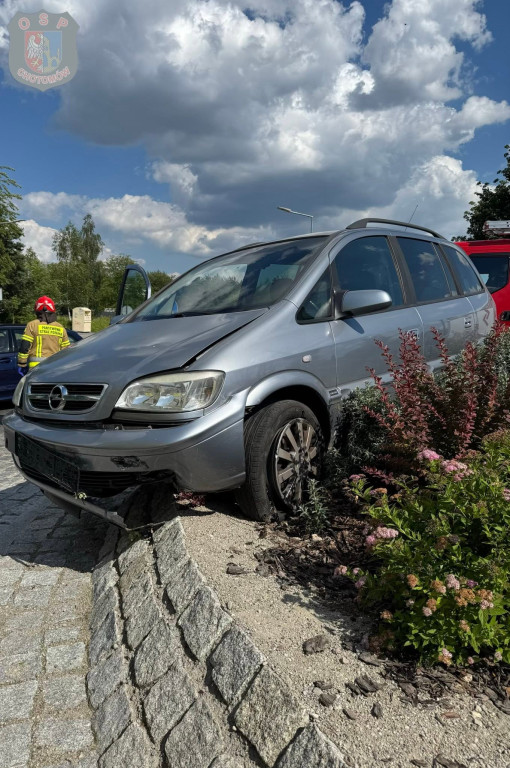 Chotomów: Opel „zaparkował” na środku ronda