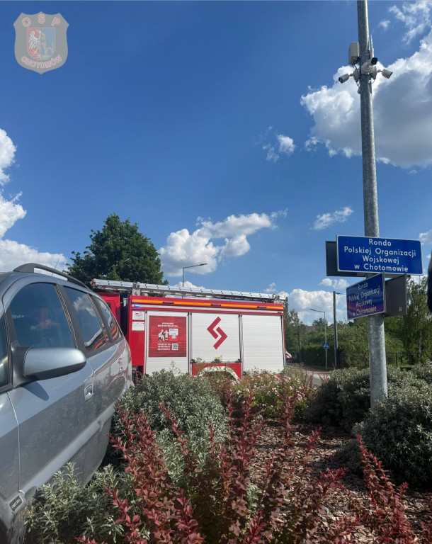 Chotomów: Opel „zaparkował” na środku ronda
