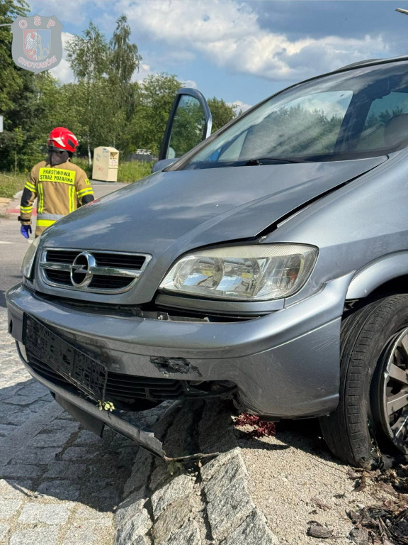 Chotomów: Opel „zaparkował” na środku ronda