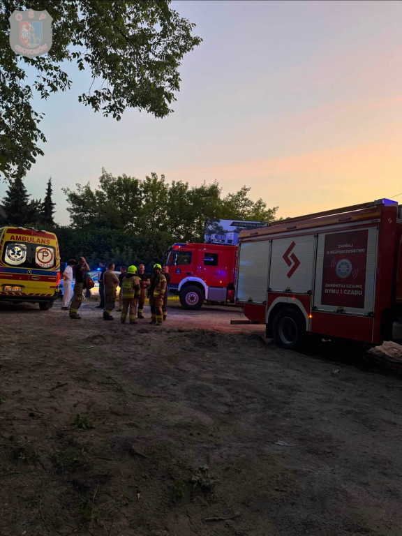 Chotomów: Mazda rozbiła się o drzewo. W środku było pięć osób