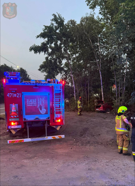 Chotomów: Mazda rozbiła się o drzewo. W środku było pięć osób