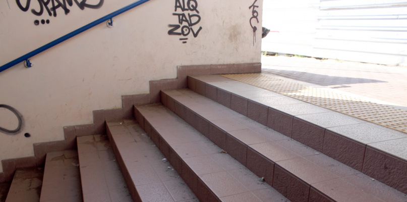 Legionowo: W przejściu na perony nadal jest brudno