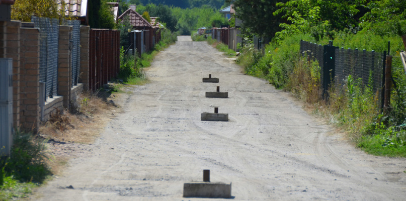 Jabłonna: Betonowe "spowalniacze" na ul. Osiedlowej