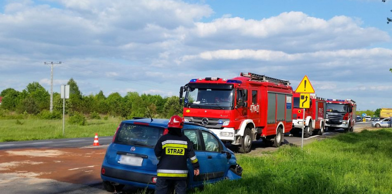 Skierdy: Fiat uderzył w ciężarówkę i dachował