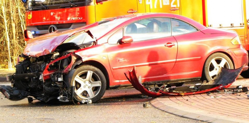 Poniatów: Wypadek na rondzie. Starsza kobieta trafiła do szpitala