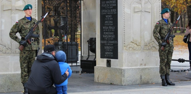 Zmiana Posterunku Honorowego przez żołnierzy zegrzyńskiego Centrum