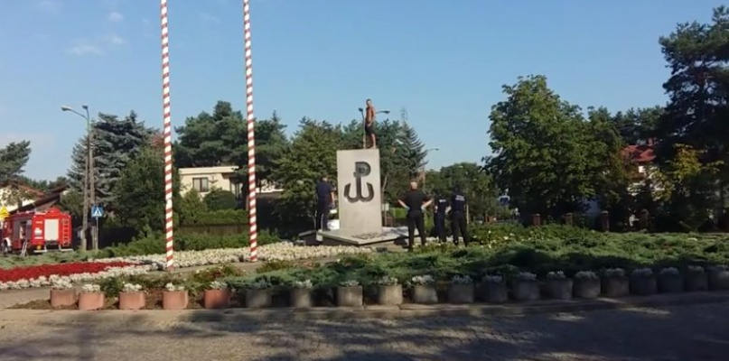Legionowo: Mężczyzna wszedł na pomnik Polski Walczącej i nie chciał zejść