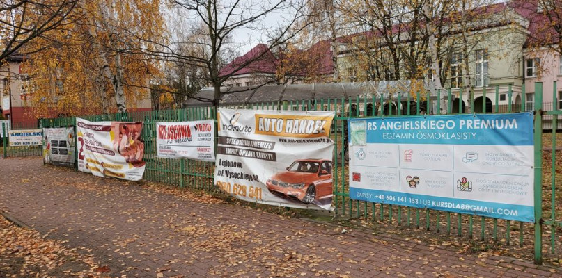 Banery reklamowe rozwieszane przez miejską spółkę KZB. Fot. Legio24.pl