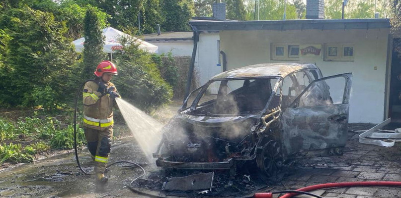 W Białobrzegach spłonęło auto. Fot. Wojskowa Straż Pożarna Zegrze / facebook.com/WSPZEGRZE