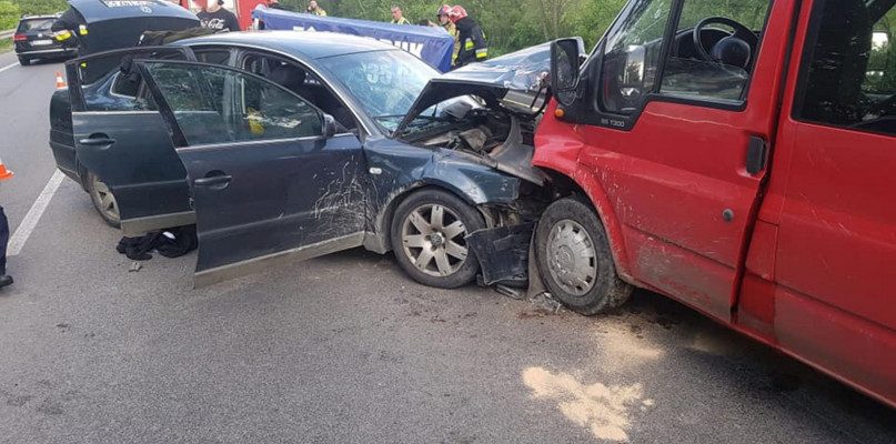 Zderzenie osobówki z busem na DW631. Fot. Komenda Powiatowa Państwowej Straży Pożarnej w Legionowie