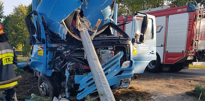 Ciężarówka uderzyła w latarnię w Ludwinowie Dębskim. Betonowy słup spadł na kabinę kierowcy. Fot. KP PSP Legionowo
