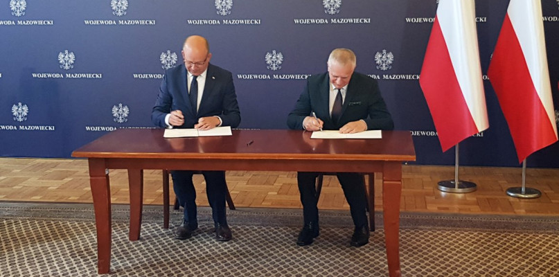 Moment podpisania umowy na dofinansowanie nowej linii autobusowej, fot. Starostwo Powiatowe w Legionowie