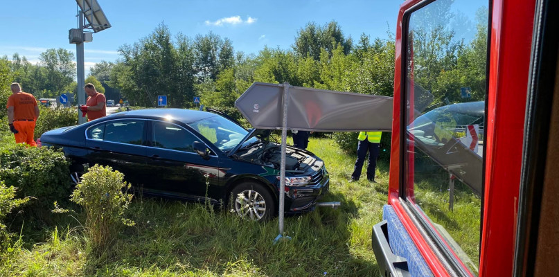 Osobówka staranowała rondo w Zegrzu Południowym. Fot. fb / Wojskowa Straż Pożarna Zegrze