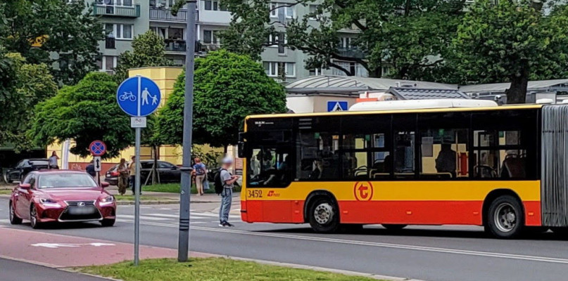 Mężczyzna blokował ruch uliczny na Sowińskiego w Legionowie. Do zdarzenia doszło 13 lipca. Fot. arch. Legio24.pl