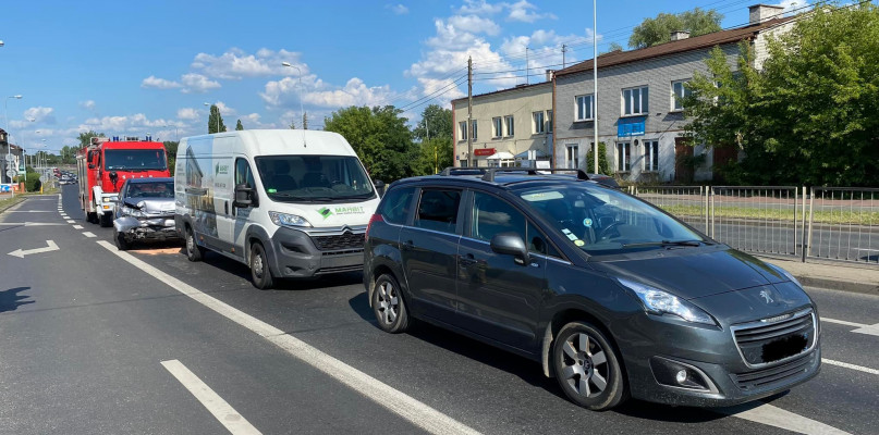 Zderzenie trzech samochodów w Zegrzu Południowym. Fot. fb / Wojskowa Straż Pożarna Zegrze