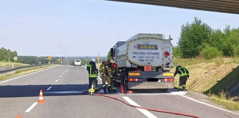 Wierzbica: Na DK61 zapaliła się cysterna. Fot. fb / Wojskowa Straż Pożarna Zegrze