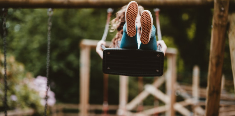 Jak bezpiecznie zamontować stelaż do huśtawki ogrodowej? Fot. unsplash.com