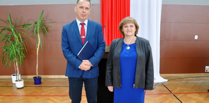 Mariusz Suwiński z poprzedniczką na stanowisku dyrektora LO im. Konopnickiej Jolantą Magdą, fot. Starostwo Powiatowe w Legionowie