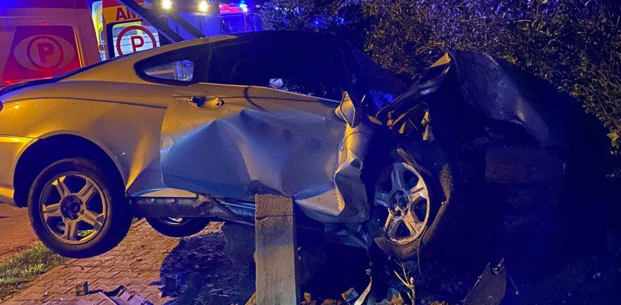 Osobowy hyundai staranował słup telefoniczny. Fot. fb / Ochotnicza Straż Pożarna w Wólce Radzymińskiej