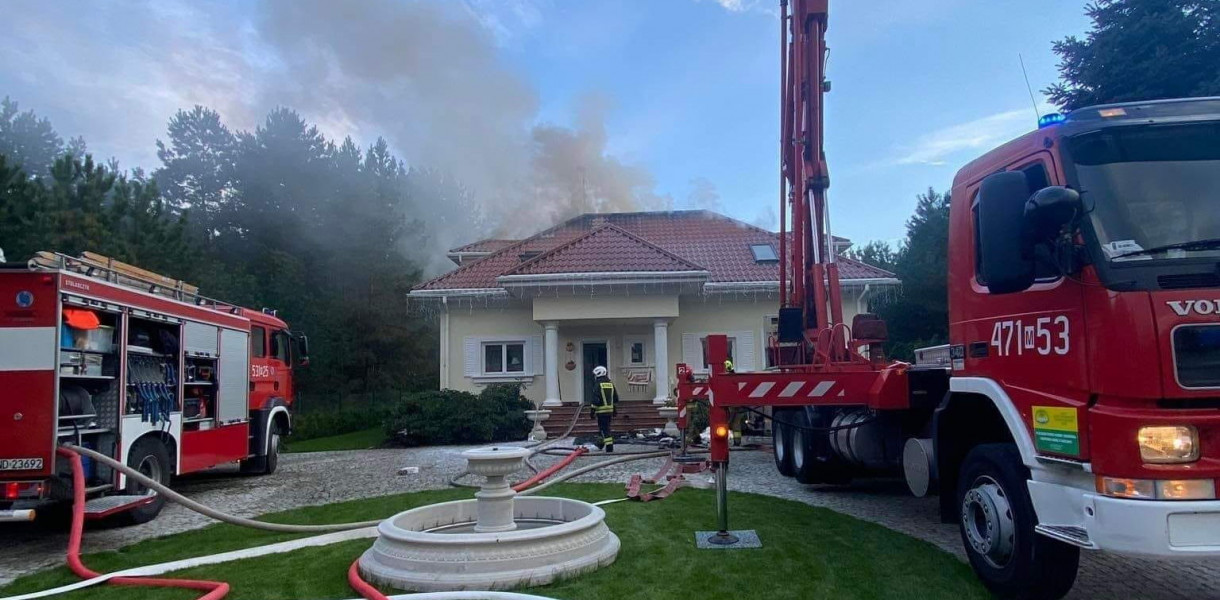 Pożar domu przy ul. Granitowej w Trzcianach. Fot. fb / KP PSP Legionowo