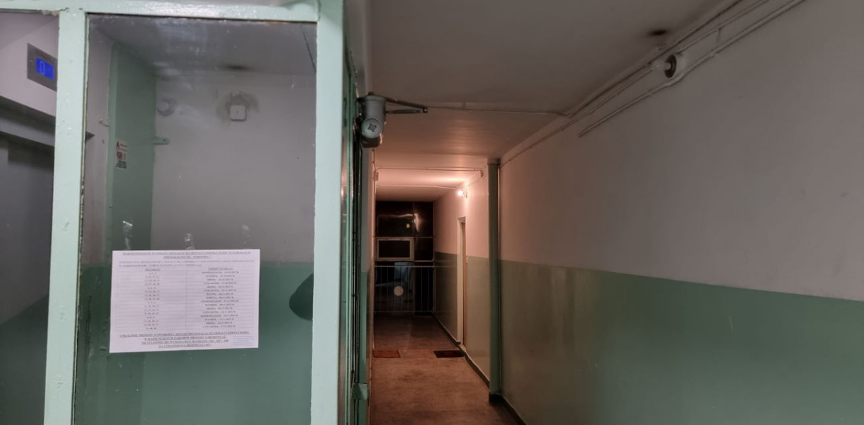 Legionowo: Mieszkaniec bloku SMLW wskazuje, jak spółdzielnia może oszczędzać prąd. Fot. Czytelnik