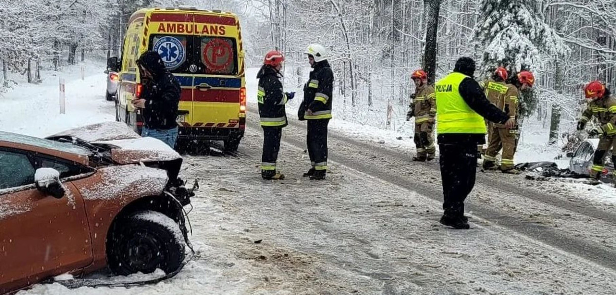 Czołowe zderzenie na DW632 w Stanisławowie Pierwszym. Fot. fb / KP PSP Legionowo