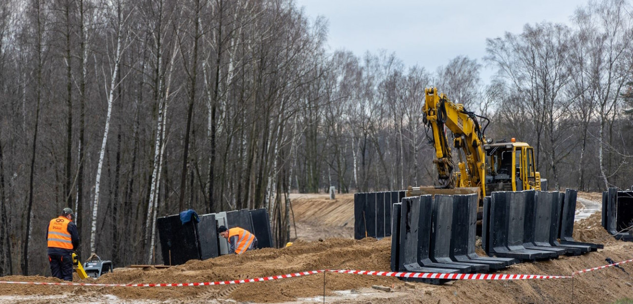 Maszyny i wykonawcy na budowie przystanku Wieliszew Centrum, widać ścianki peronowe, fot. Mateusz Sadownik