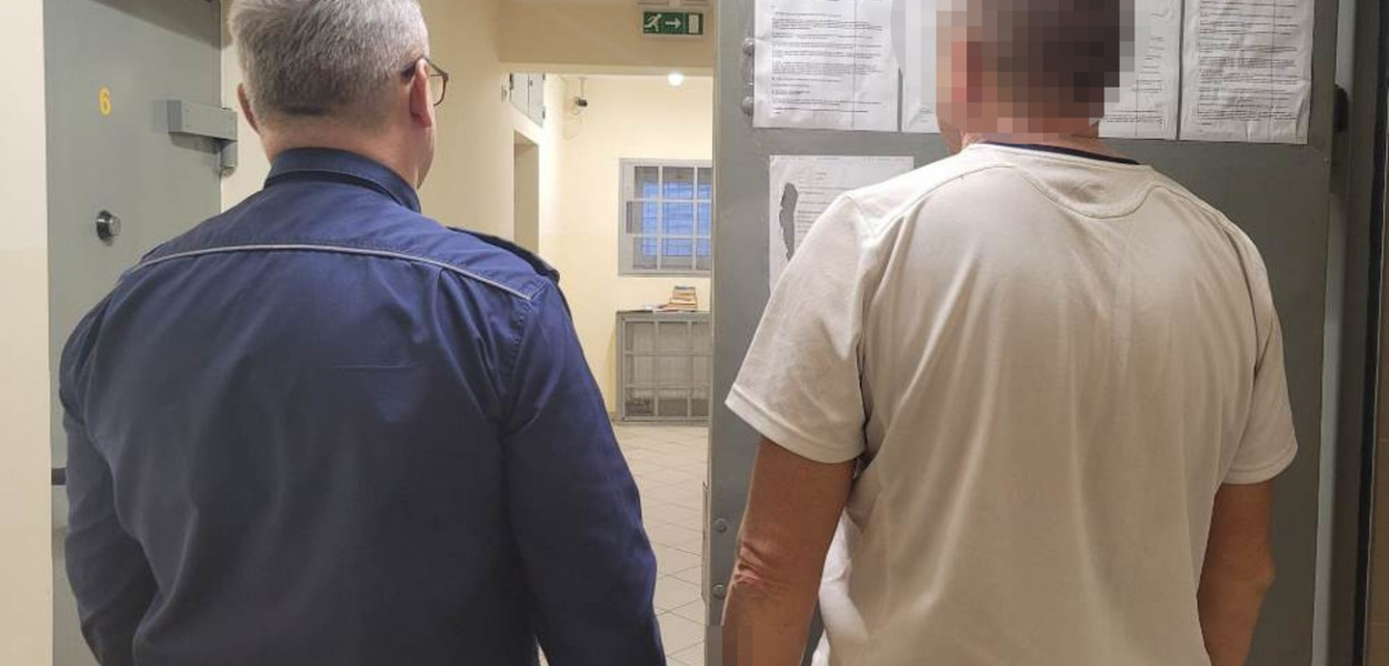 Zatrzymany 43-latek w rękach policji, fot. KPP Legionowo