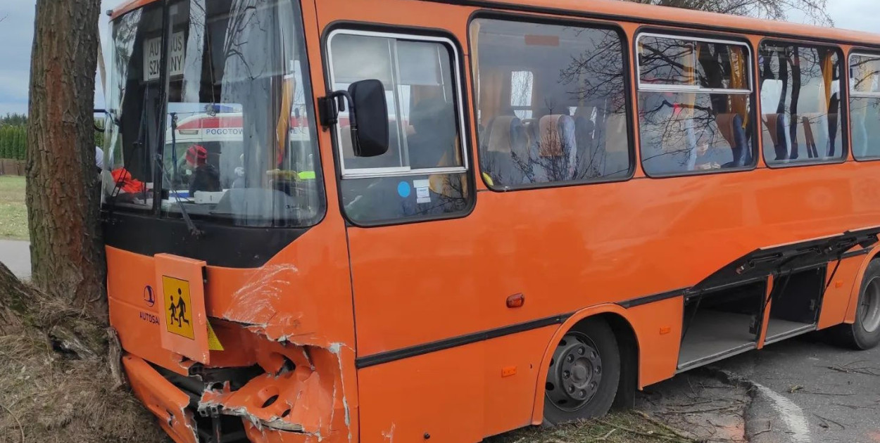 Wypadek szkolnego autobusu w Wierzbicy koło Serocka. Fot. fb / KP PSP Legionowo