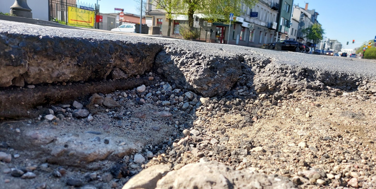 Dziura w ul. Piłsudskiego w Legionowie. Fot. Legio24.pl