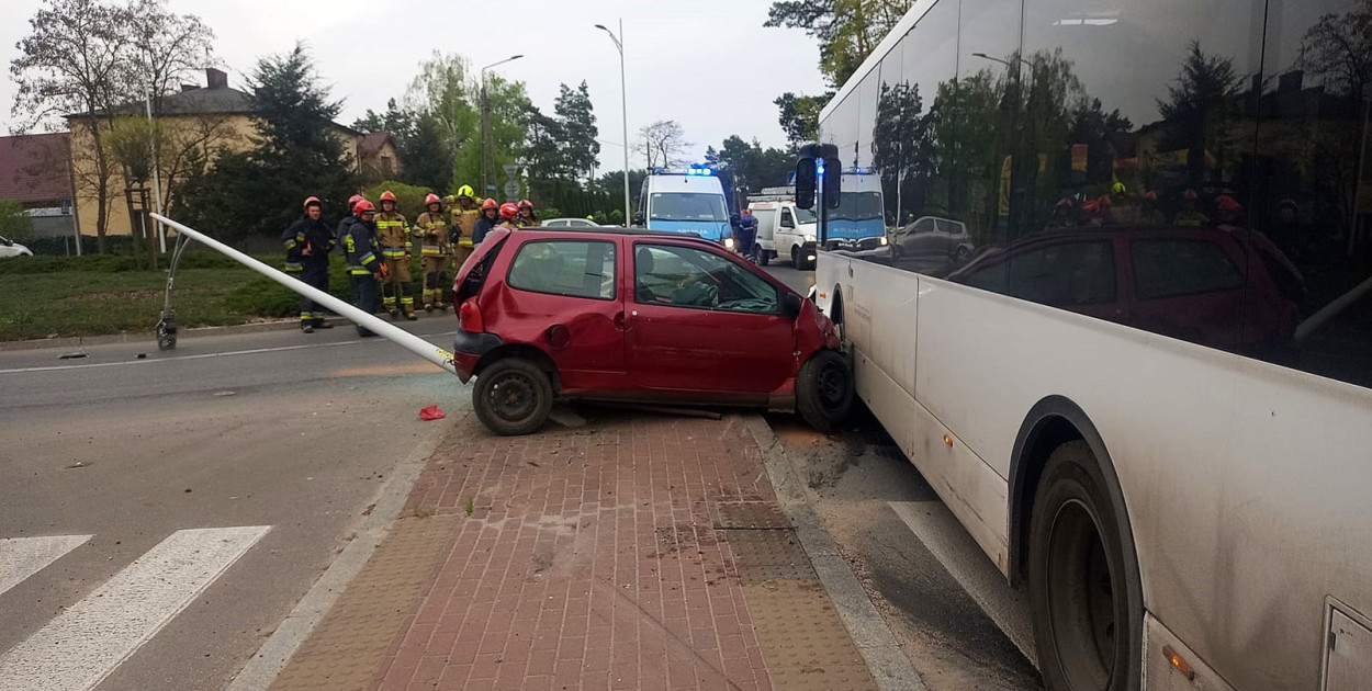 Zderzenie osobówki z autobusem w Legionowie. Fot. Krzysztof Skakluk