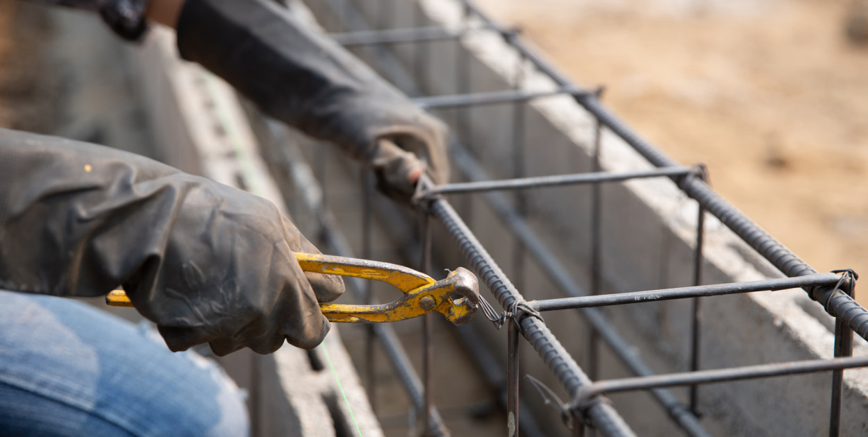 Czym jest beton zbrojony i jakie są jego zastosowania?
