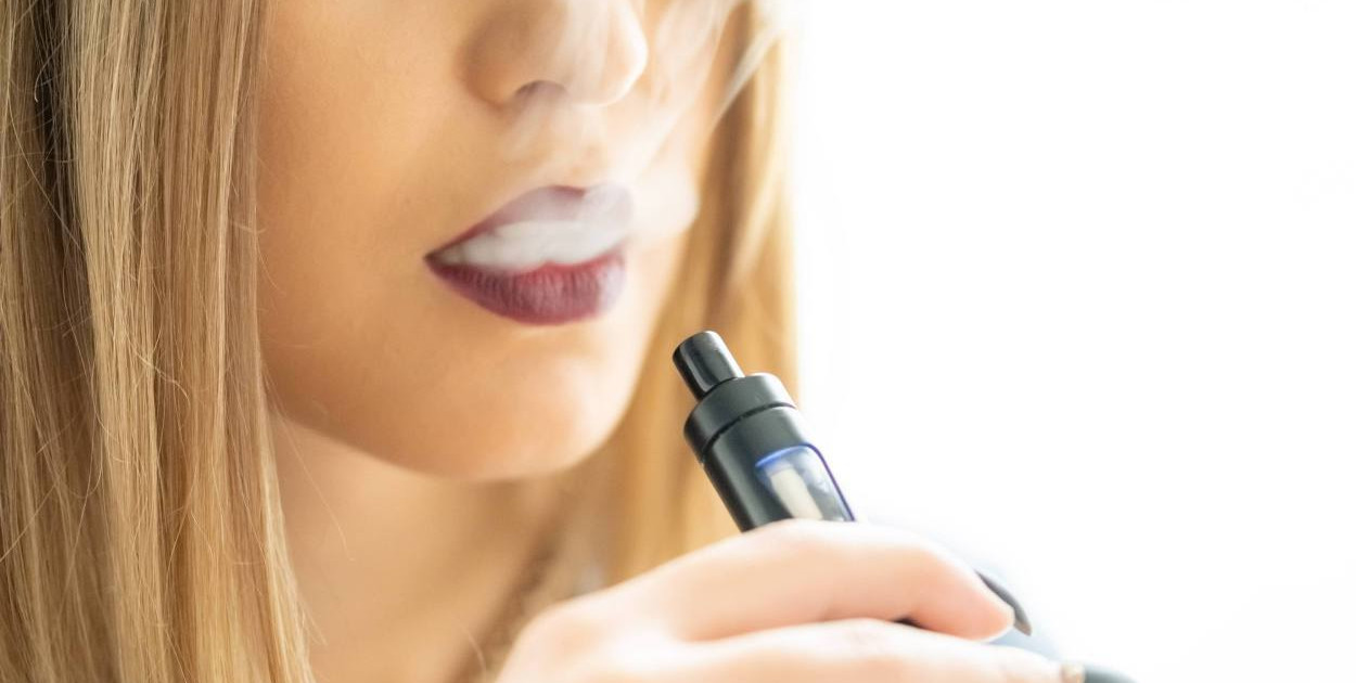 Coraz więcej młodzieży pali e-papierosy, które wiąże się z "nieuleczalny...