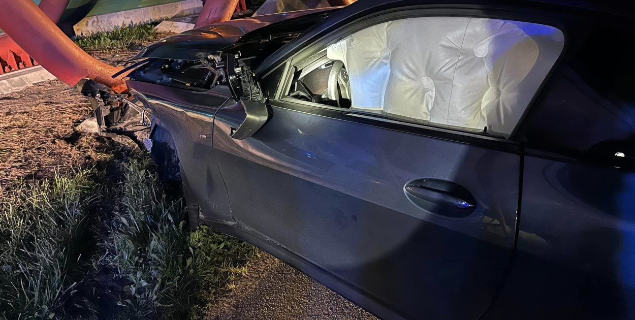W Borowej Górze pijany kierowca bmw wjechał w kładkę dla pieszych. Fot. fb / KP PSP Legionowo