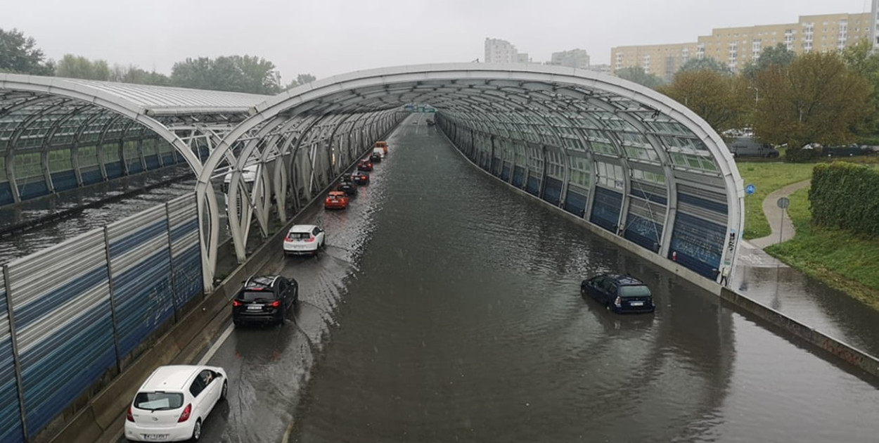 Warszawa: Gigantyczne utrudnienia po zalaniu trasy S8