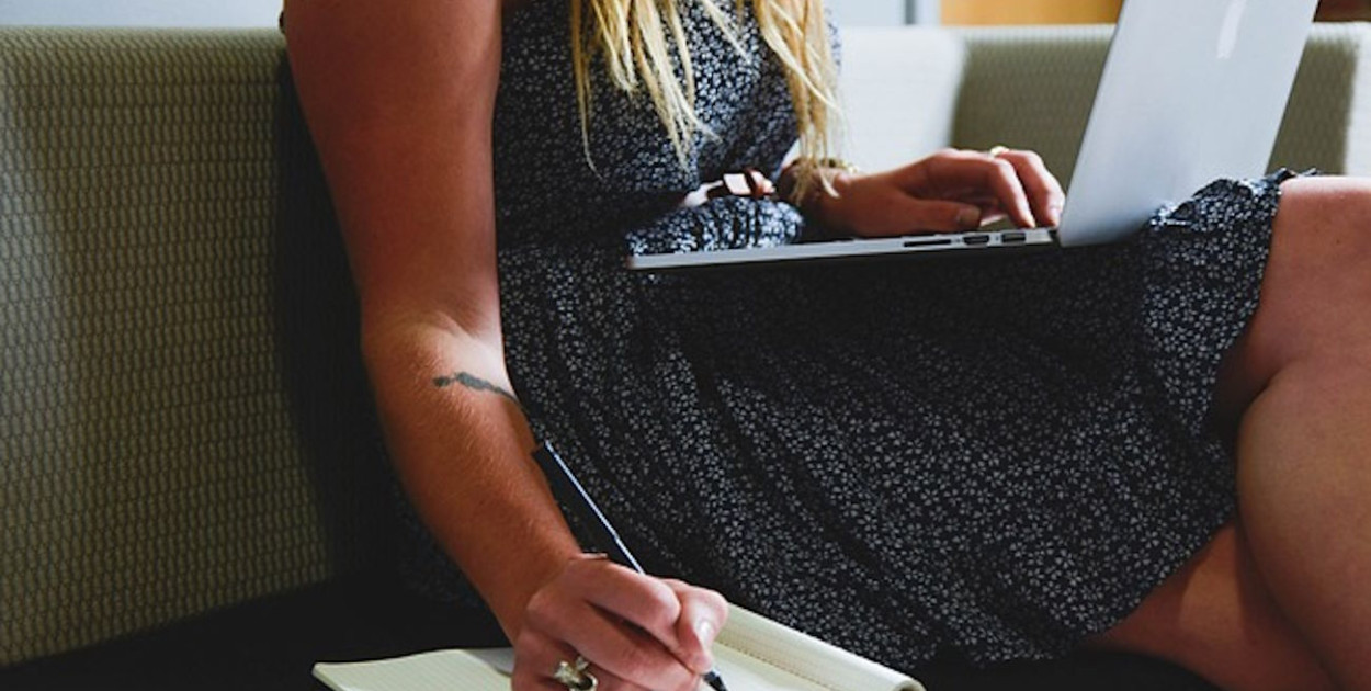 Narożniki w salonie: jak skutecznie czyścić i dbać o materiały obiciowe?