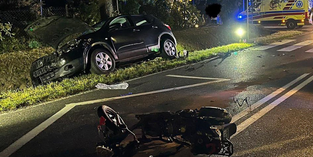 Zderzenie motoroweru z osobówką w Wierzbicy. Fot. fb / KP PSP Legionowo