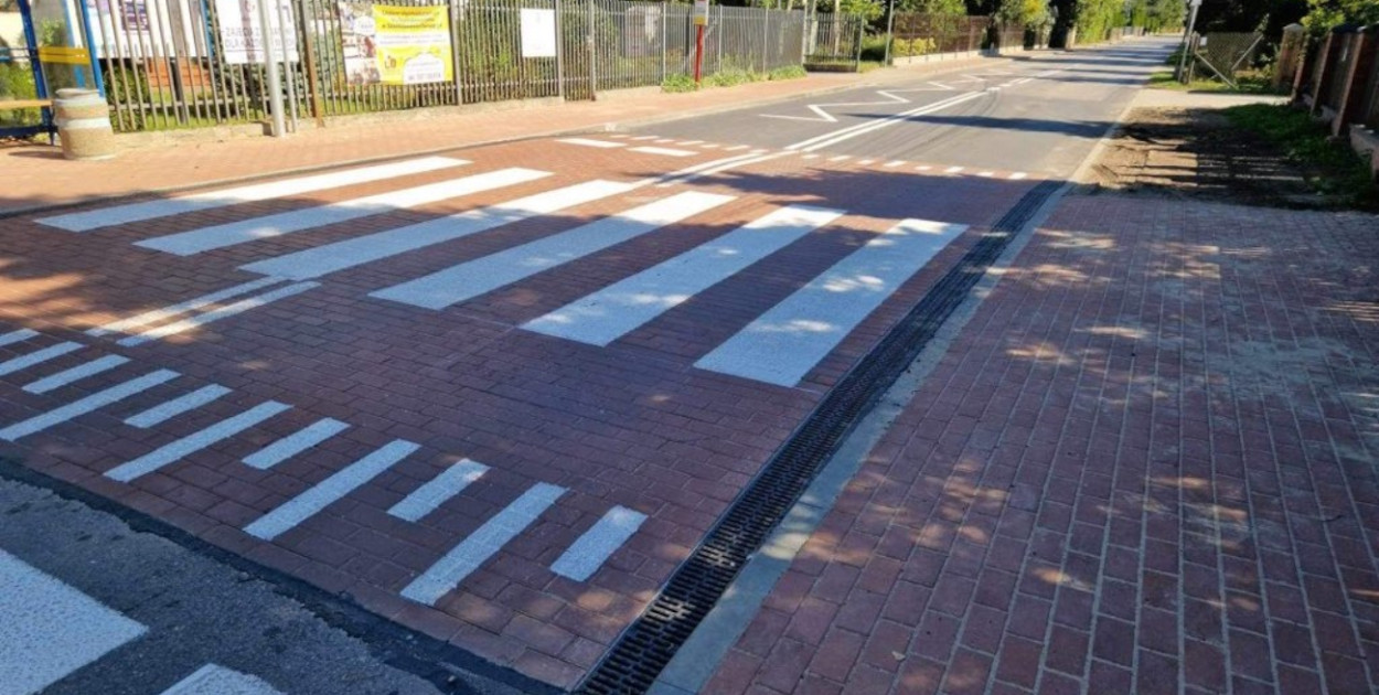 Stanisławów Drugi: Wyniesione przejście dla pieszych przy GOK-u już gotowe