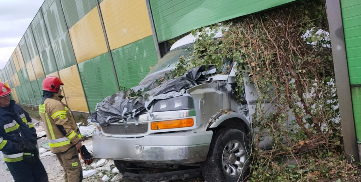 Kolizja na DK61. Auto wjechało w ekrany akustyczne. Fot. fb / KP PSP Legionowo