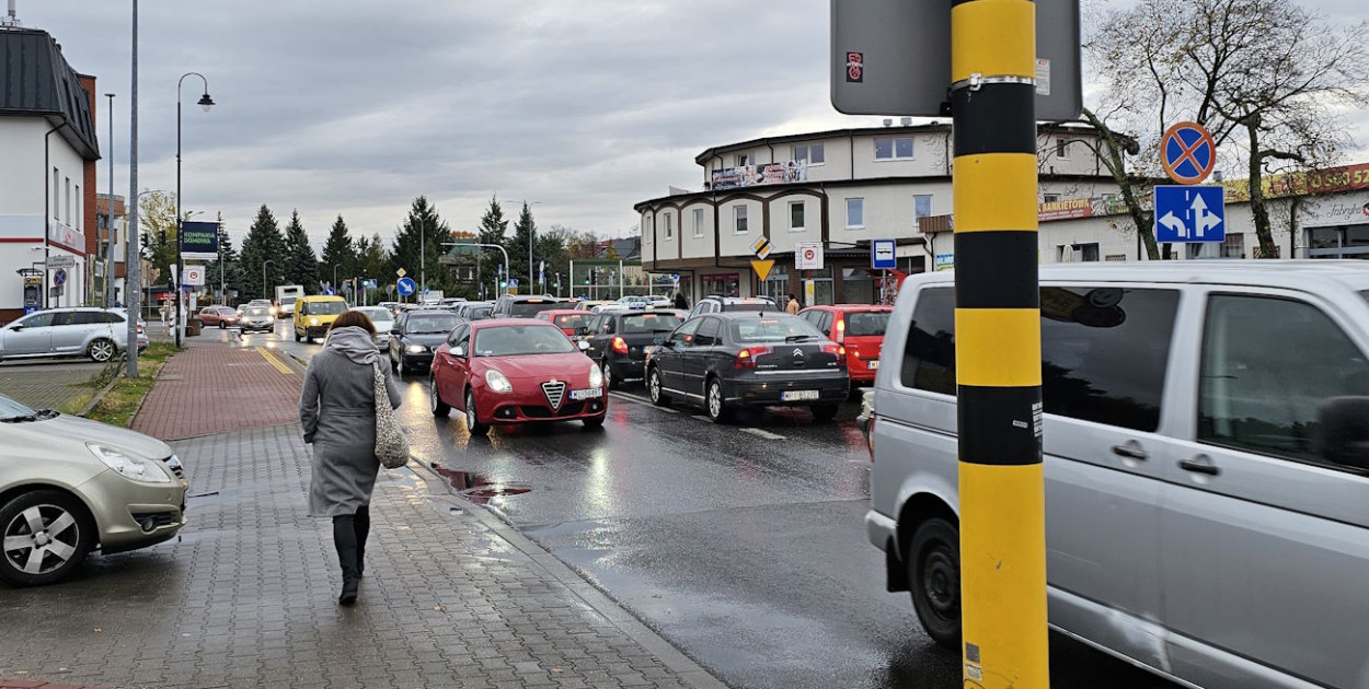 Korki na ul. Sowińskiego w Legionowie. Fot. Czytelnik