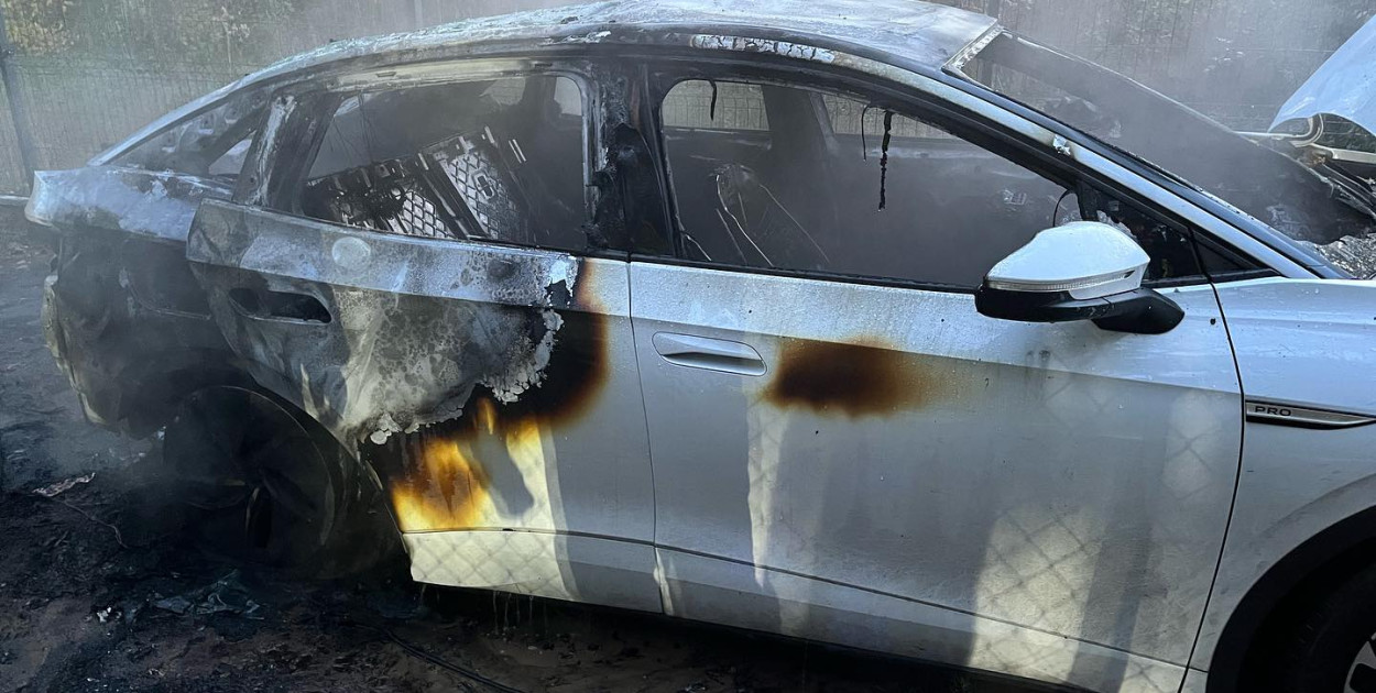 Pożar w auta elektrycznego w Poddębiu. Fot. fb / KP PSP Legionowo